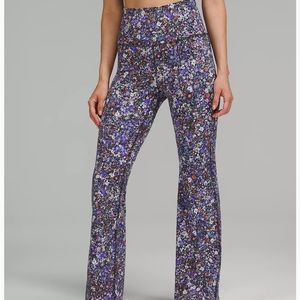 lululemon Athletica Groove Super High Rise flared pant Nulu size 6 NWT